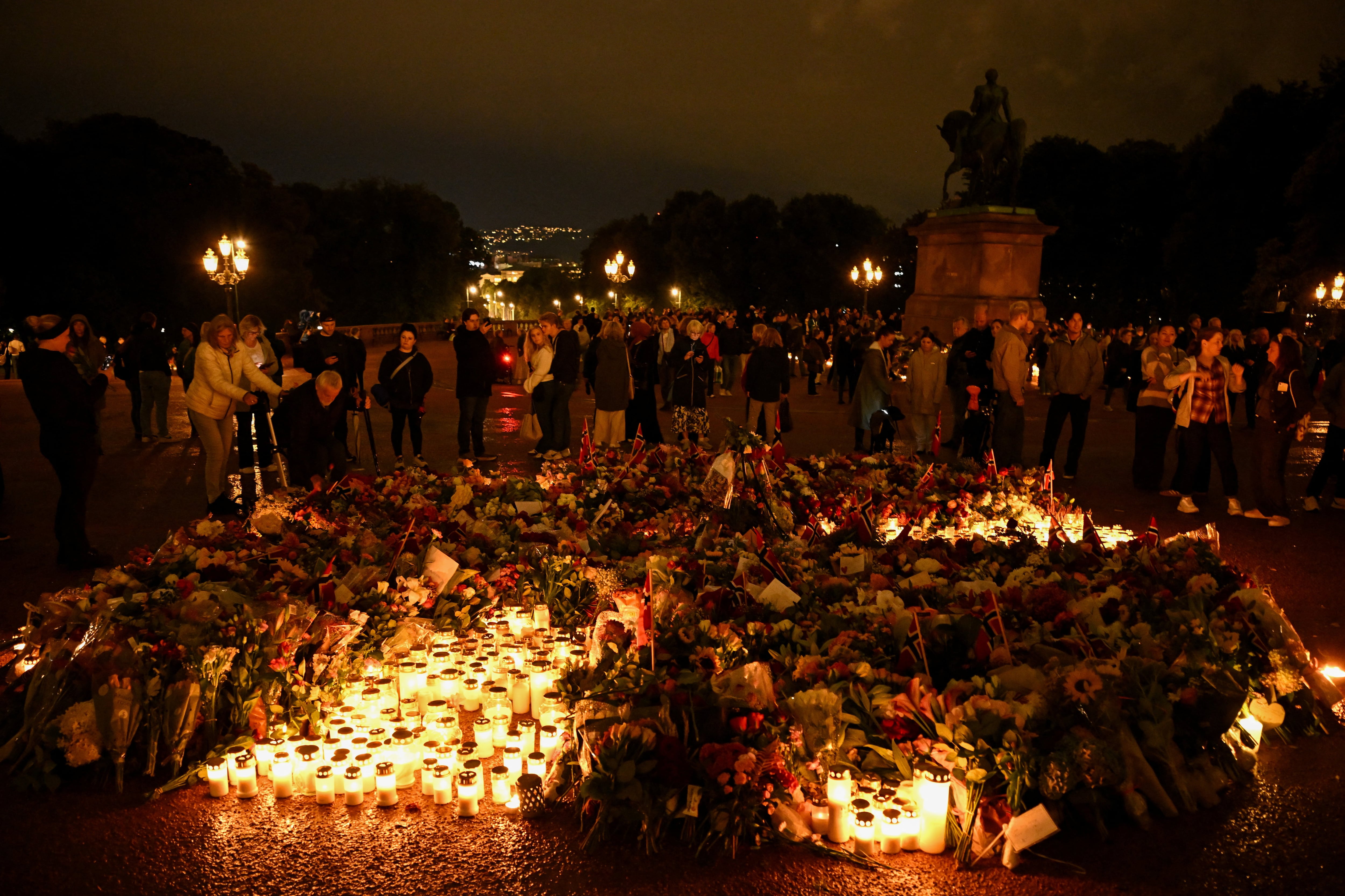 Personas se reúnen para presentar sus respetos frente al Palacio Real tras la muerte del rey Harald de Noruega, en Oslo, Noruega, el 28 de agosto de 2026 ( REUTERS/Dylan Martinez)