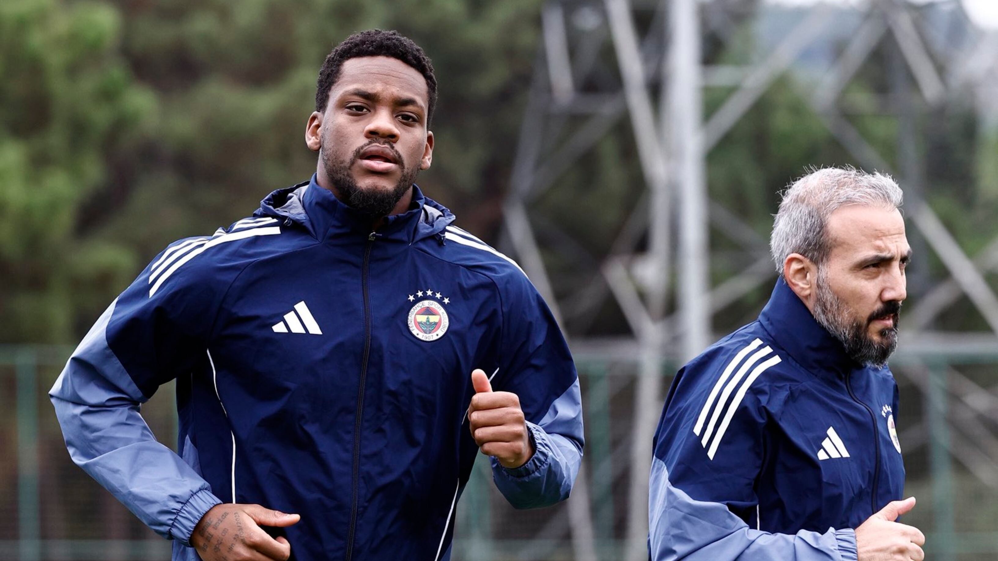 El delantero colombiano habría superado sus problemas físicos y está en la última fase de su proceso de rehabilitación - crédito Fenerbahce