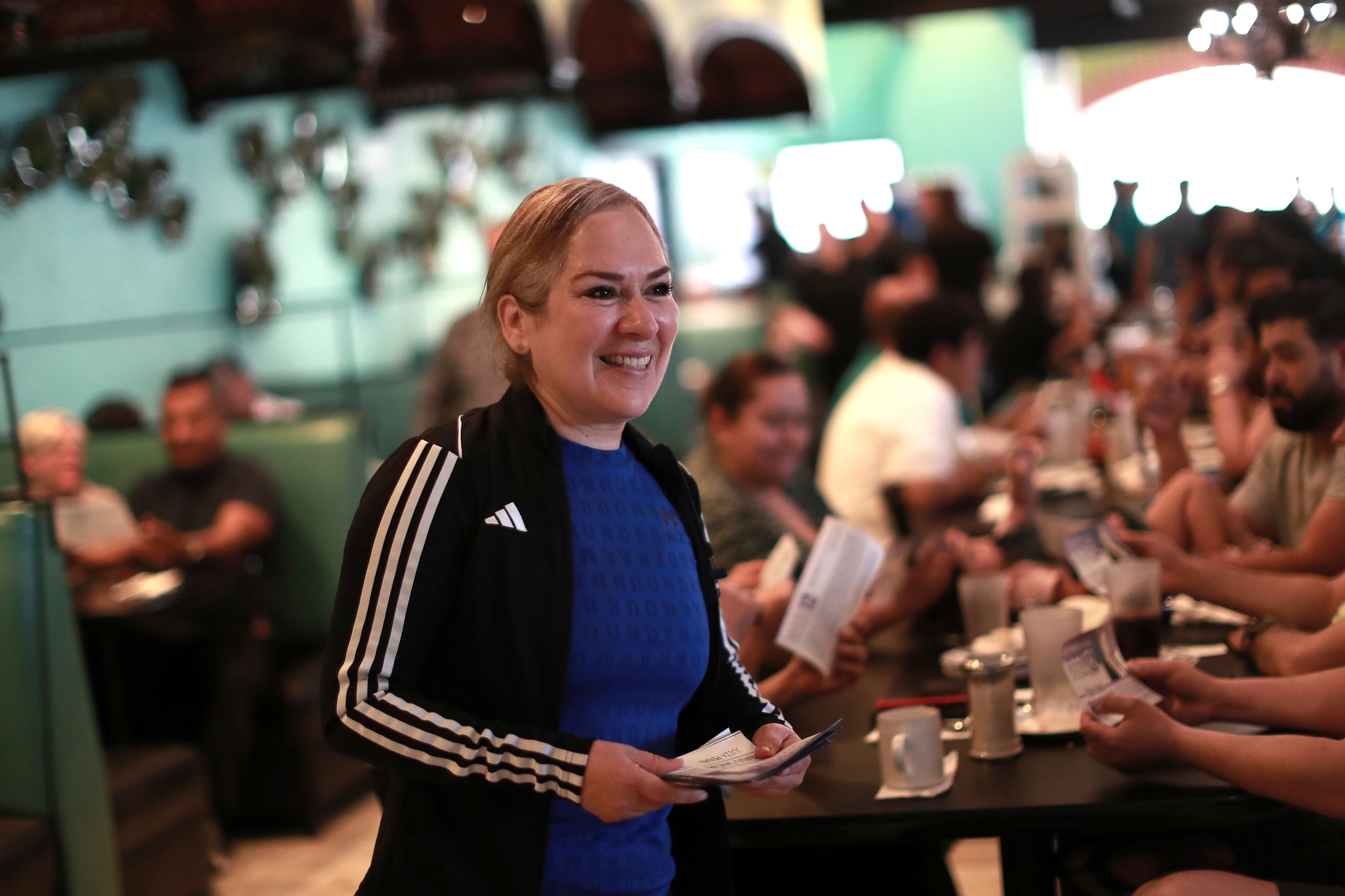 Silvia Delgado García durante su campaña rumbo a las elecciones judiciales, en Ciudad Juárez, el 27 de abril de 2025. (AP)