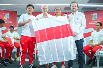 El gobernador Eduardo Verano entregando