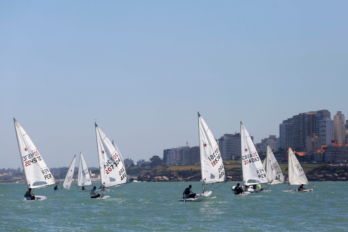 Surfista principiante en la costa de Mar del Plata es la capital nacional de los deportes náuticos durante 2026