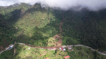 El operativo de limpieza contó con 34 máquinas para despejar ocho tramos críticos en el kilómetro 96 de la carretera - crédito Gobernación Cundinamarca