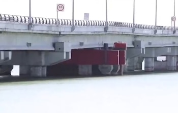 Ingeniero denuncia presunto apuntalamiento en puente Nichupté. (Captura de pantalla)