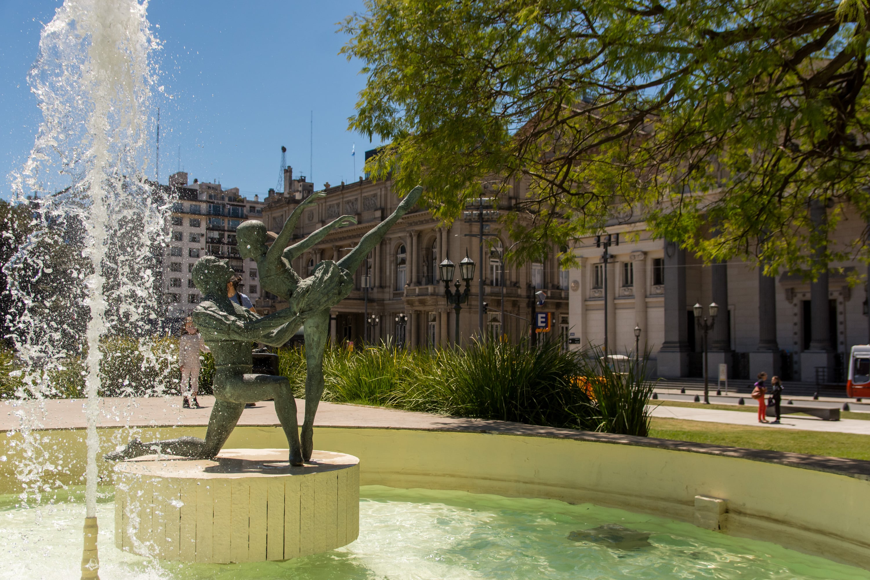Escultura de Norma Fontenla y José Neglia frente al Teatro Colón
