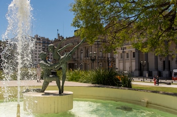 Escultura de Norma Fontenla y José Neglia frente al Teatro Colón