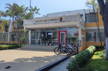 El local mostraba un aviso que restringía el ingreso a quienes consumieran alcohol en la vía pública, atribuyendo esa medida a una disposición de la Municipalidad de Barranco.