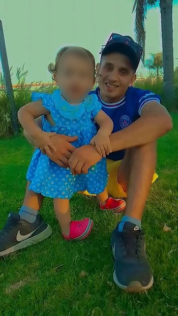 La víctima junto a su