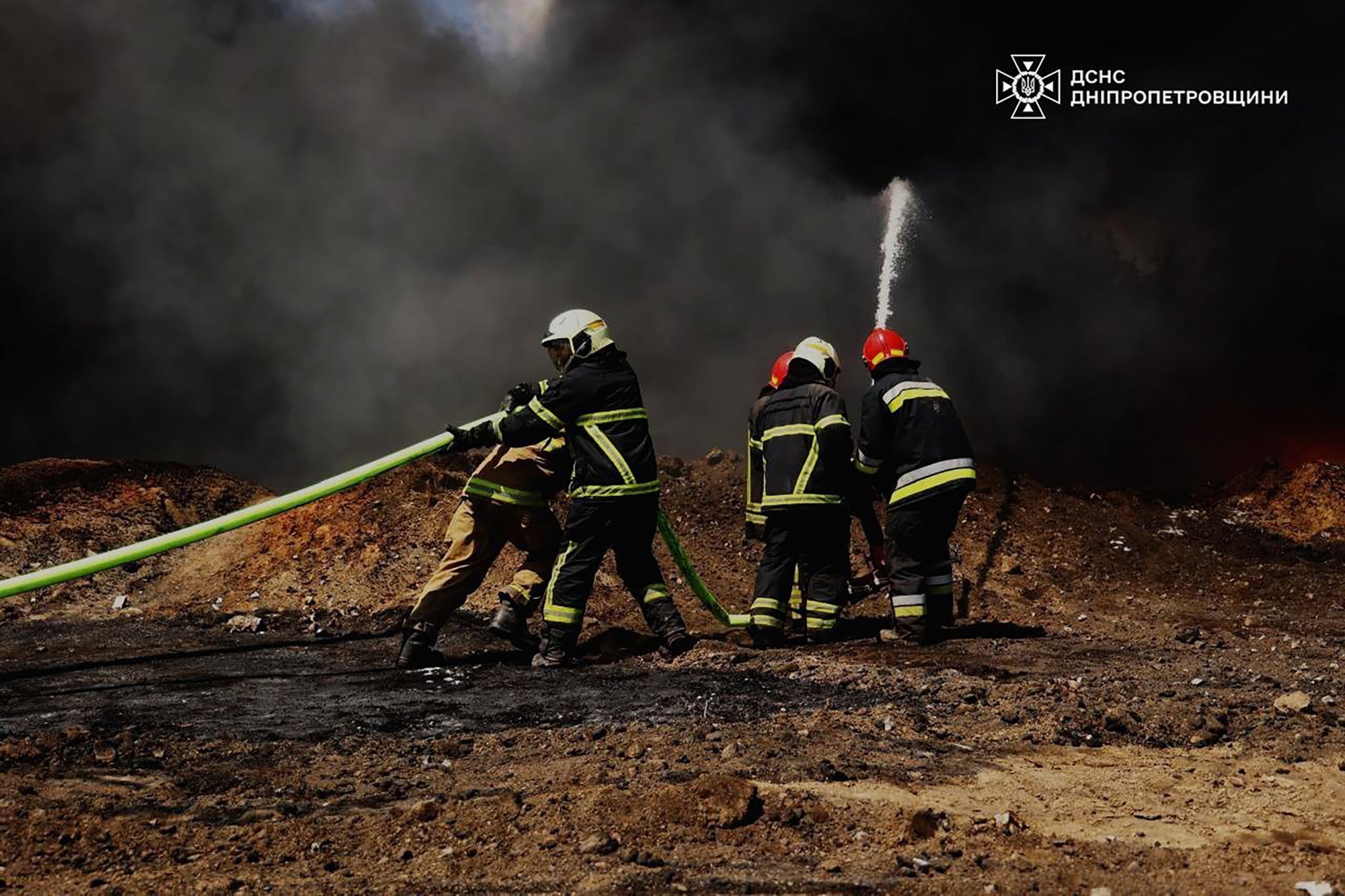 Bomberos sofocan un incendio en un gasoducto tras un ataque de drones rusos en la región de Dnipropetrovsk, Ucrania, el 13 de mayo de 2026, durante el mayor ataque de Moscú en cuatro años de guerra. (Servicio de Emergencias de Ucrania/AP)
