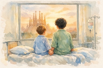 Dos personas de espaldas sentadas en una cama de hospital con pijamas, tomadas de la mano, miran un amanecer con la Sagrada Familia por la ventana.