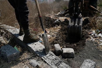 Una persona permanece al lado