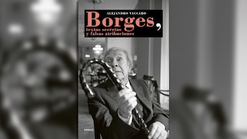 Retrato en blanco y negro de un hombre mayor con traje sosteniendo un bastón, superpuesto a la portada de un libro negro con letras en salmón