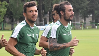 Daniel Osvaldo corriendo junto a