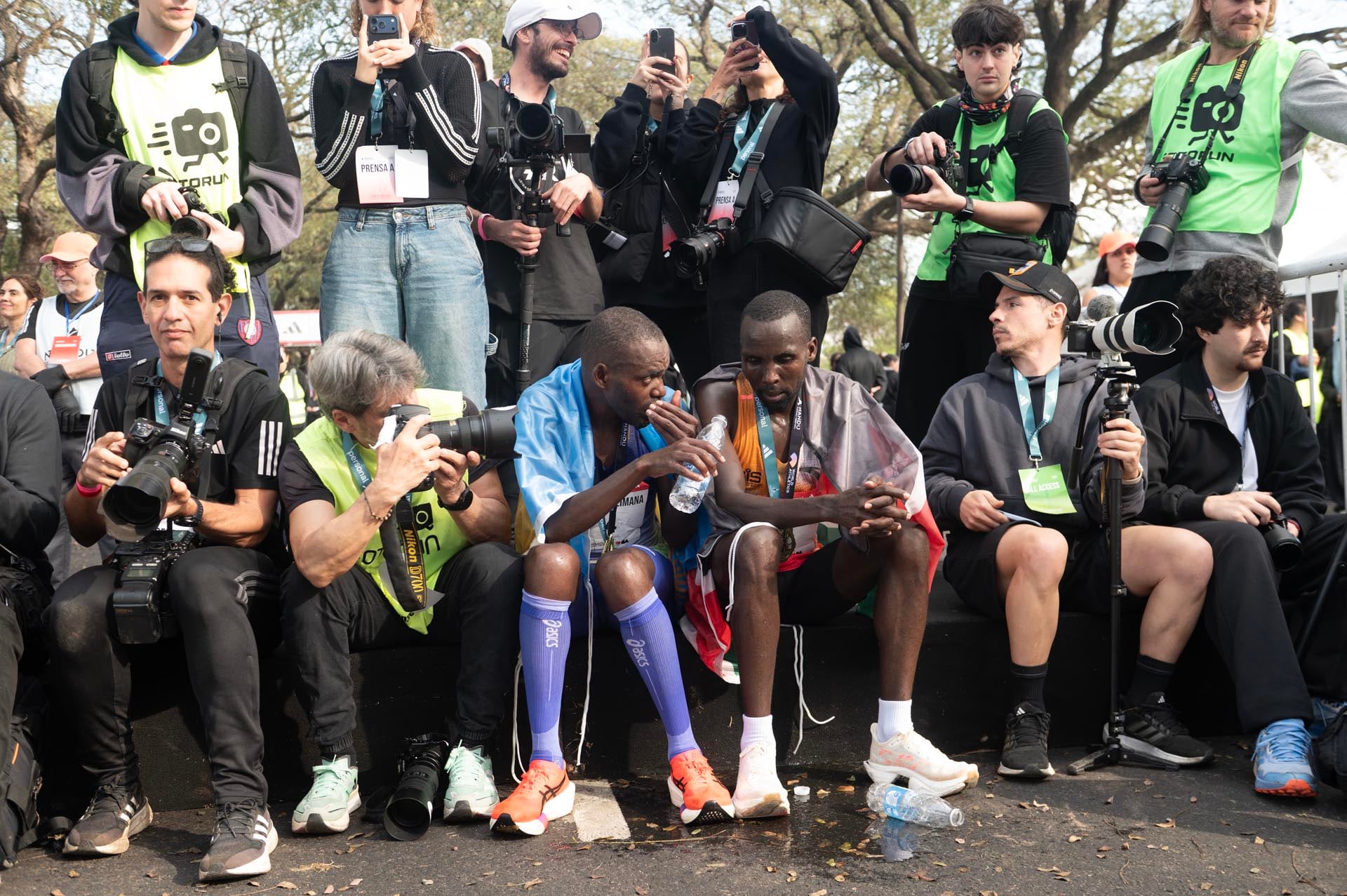 John Hakizimana y Felix Kiptoo Kirwa compartieron un momento tras ocupar el segundo y el tercer puesto de la clasificación masculina