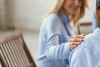 Dos personas hablando. (Freepik)