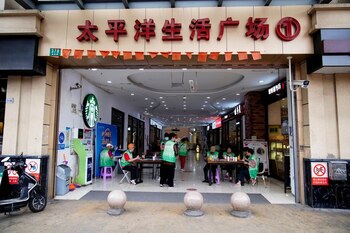 Trabajadores se sientan en la