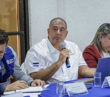 Las autoridades de Honduras y Guatemala destacan la importancia de eliminar intermediarios informales para proteger derechos y condiciones laborales de los migrantes. (Foto: Casa Presidencial)