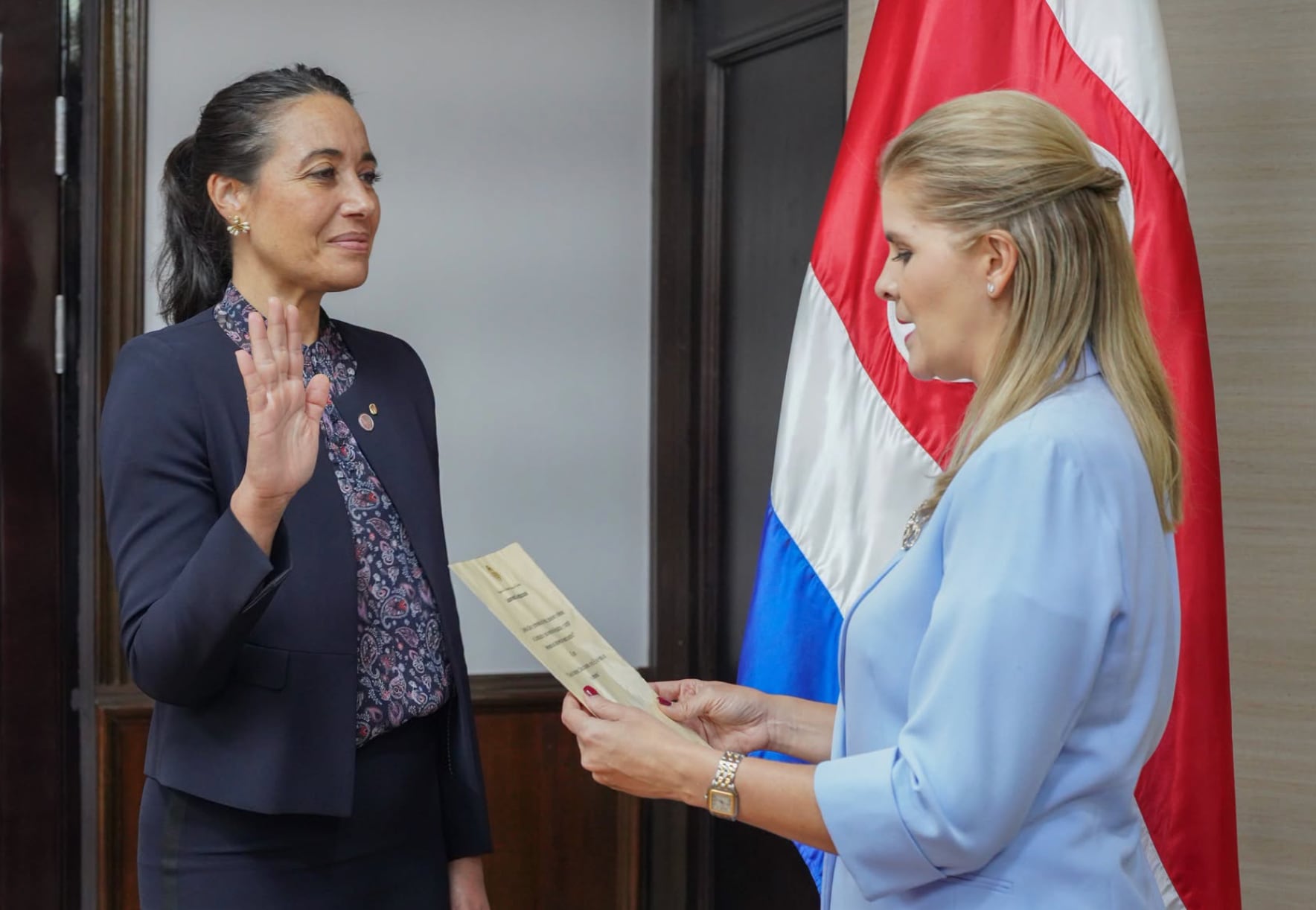 Ana Elena Pinto Lizano fue juramentada este jueves 15 de octubre como nueva canciller de Costa Rica, convirtiéndose en la primera embajadora de carrera en ocupar ese puesto. Crédito: Ministerio de Relaciones Exteriores y Culto