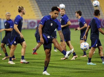 Jugadores de la selección de fútbol de Estados Unidos durante un entrenamiento en el estadio Al Gharafa SC de Al Rayyan, Qatar, el 28 de noviembre de 2022. REUTERS/Amr Abdallah Dalsh