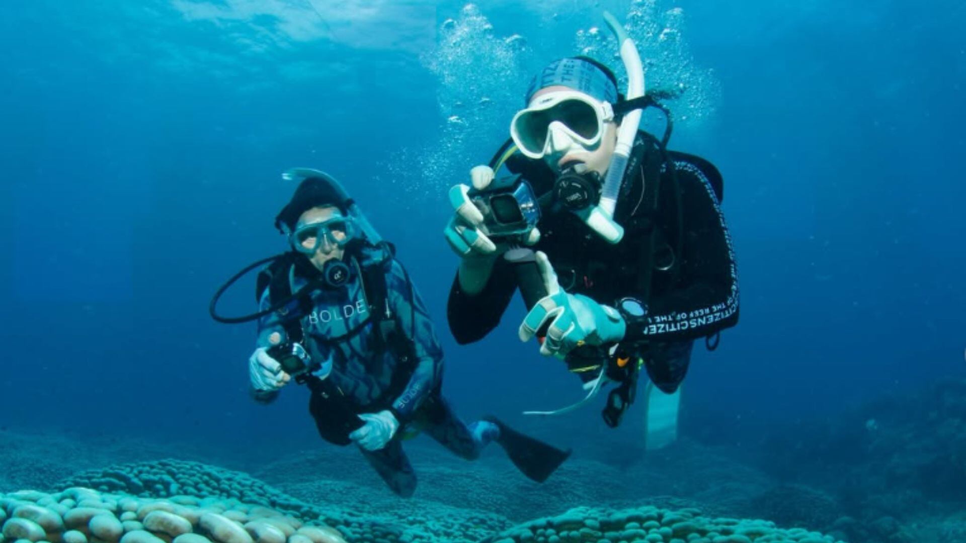 Jan Pope y Sophie Kalkowski-Pope en la barrera de coral. (Instagram/@sophie_dives)