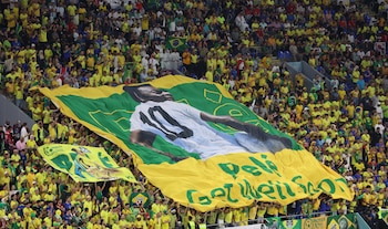 La bandera que homenajeó a Pelé (REUTERS/Pedro Nunes)