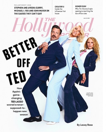 Los actores Jason Sudeikis, Hannah Waddingham y Juno Temple visten trajes y posan sobre un fondo blanco, con el logo de The Hollywood Reporter