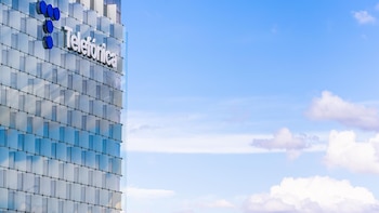 (AMP) Telefónica reduce un 75% sus pérdidas a junio e ingresa 16.392 millones impulsada por España y Brasil
