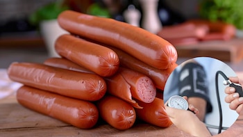Cuáles son los efectos de comer embutidos como salchichas y jamón en personas con presión arterial alta