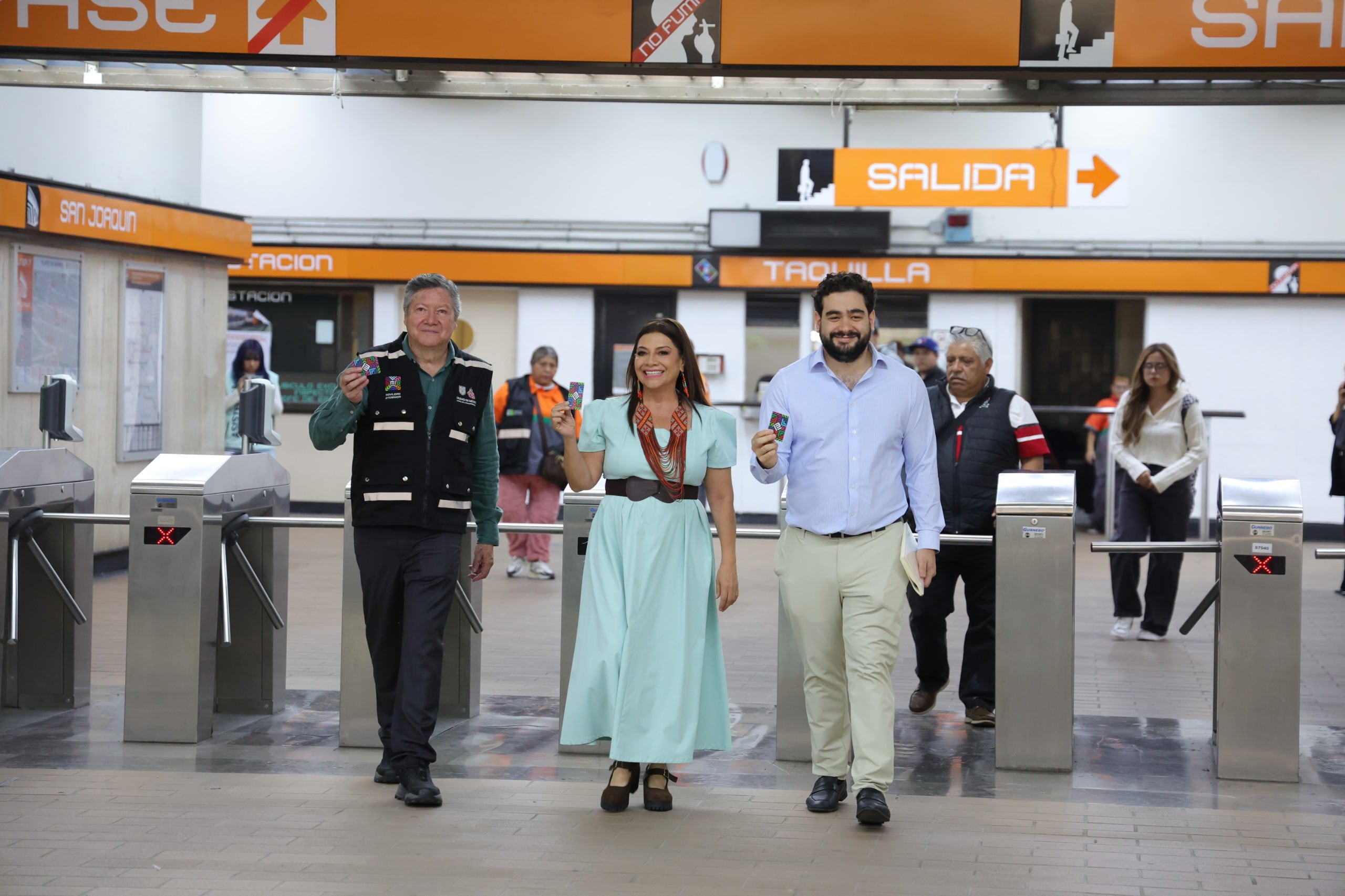 Clara Brugada supervisa la remodelación de la estación Auditorio de la Línea 7 del Metro CDMX, mostrando una tarjeta de acceso junto a otros funcionarios. (Jefatura Gobierno CDMX)