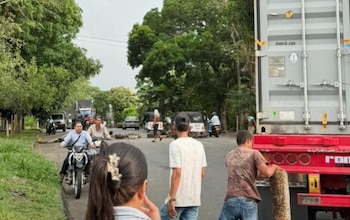La administración municipal, junto con la Defensoría del Pueblo, mantiene gestiones para restaurar el paso vehicular, luego de que la protesta de los trabajadores mineros genera afectaciones en la economía y el tránsito de la región - crédito Redes sociales / X