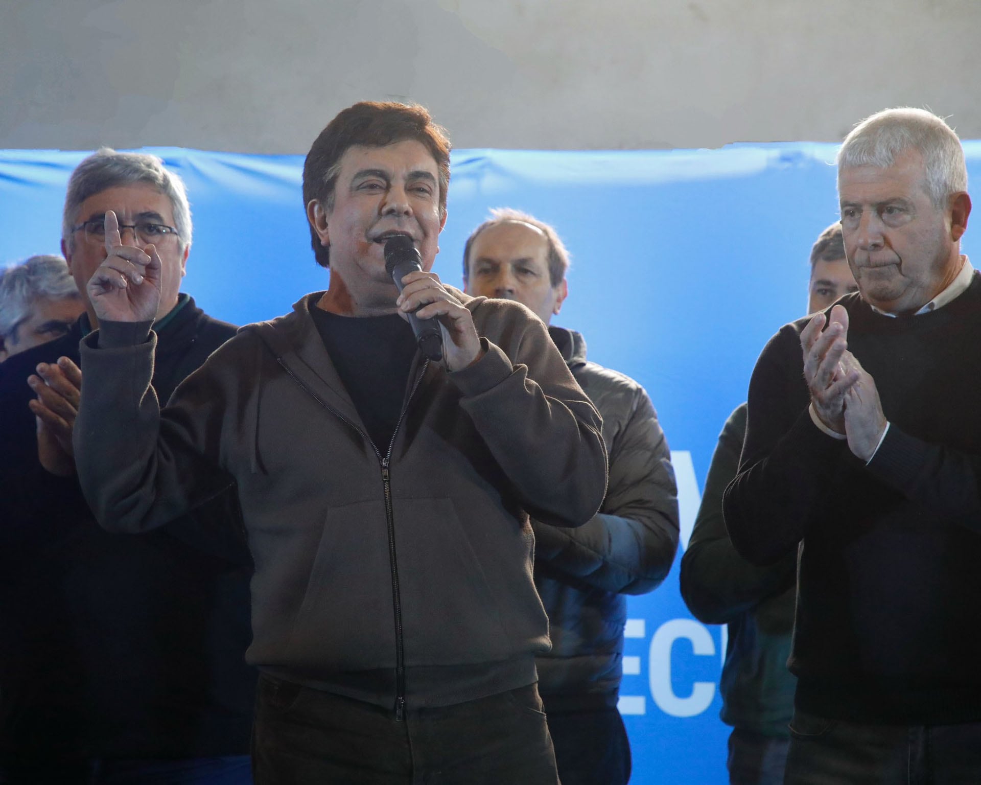 Fernando Espinoza durante el acto que compartió con Bianco en Alberti (X: @FerEspinozaOK)