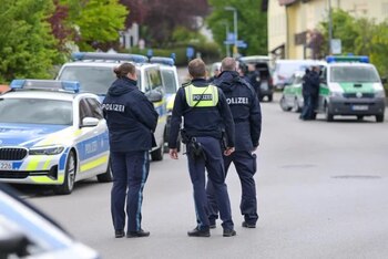 El cuerpo de policia se acerca al instituto Welfen-Gymnasium de Schongau, en Alemania, tras el altercado (Blaulichtreport Südschwaben)