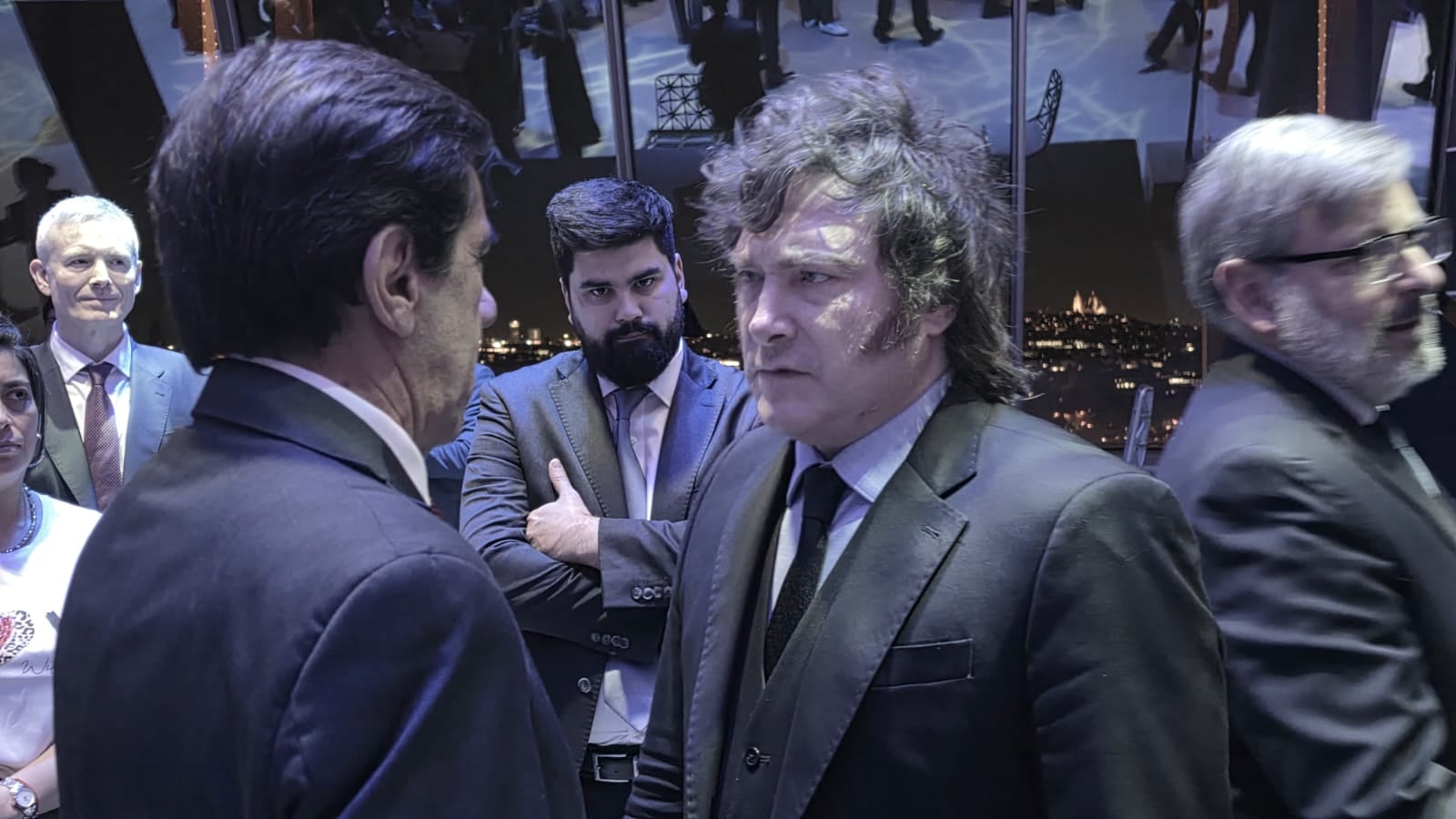 El presidente Javier Milei conversa con el gobernador de Jujuy Carlos Sadir. Observa el secretario de Medios Fabián Fernández.