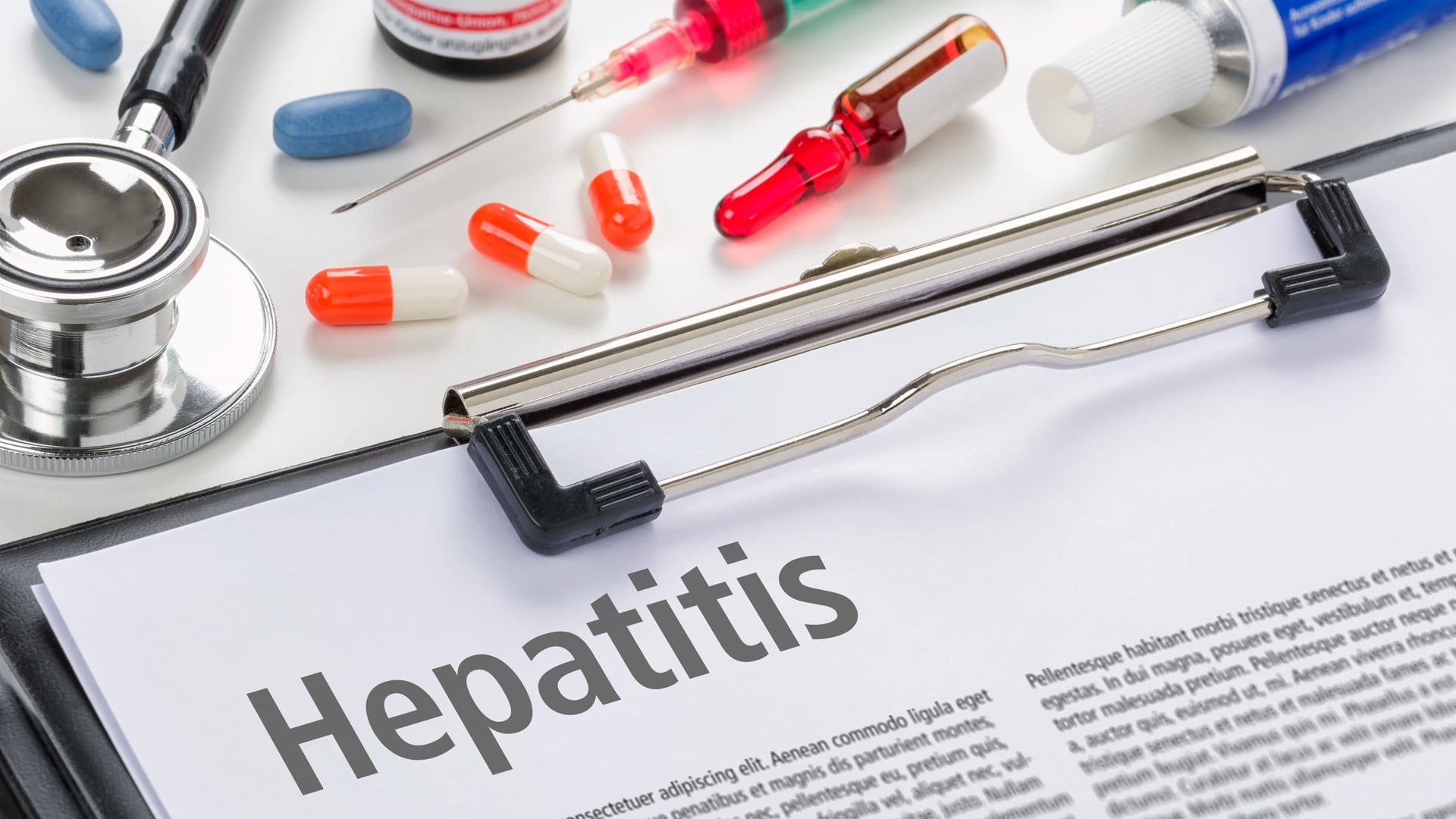 Si los elementos que se usan para hacer el tatuaje están contaminados puede haber transmisión de hepatitis B o C