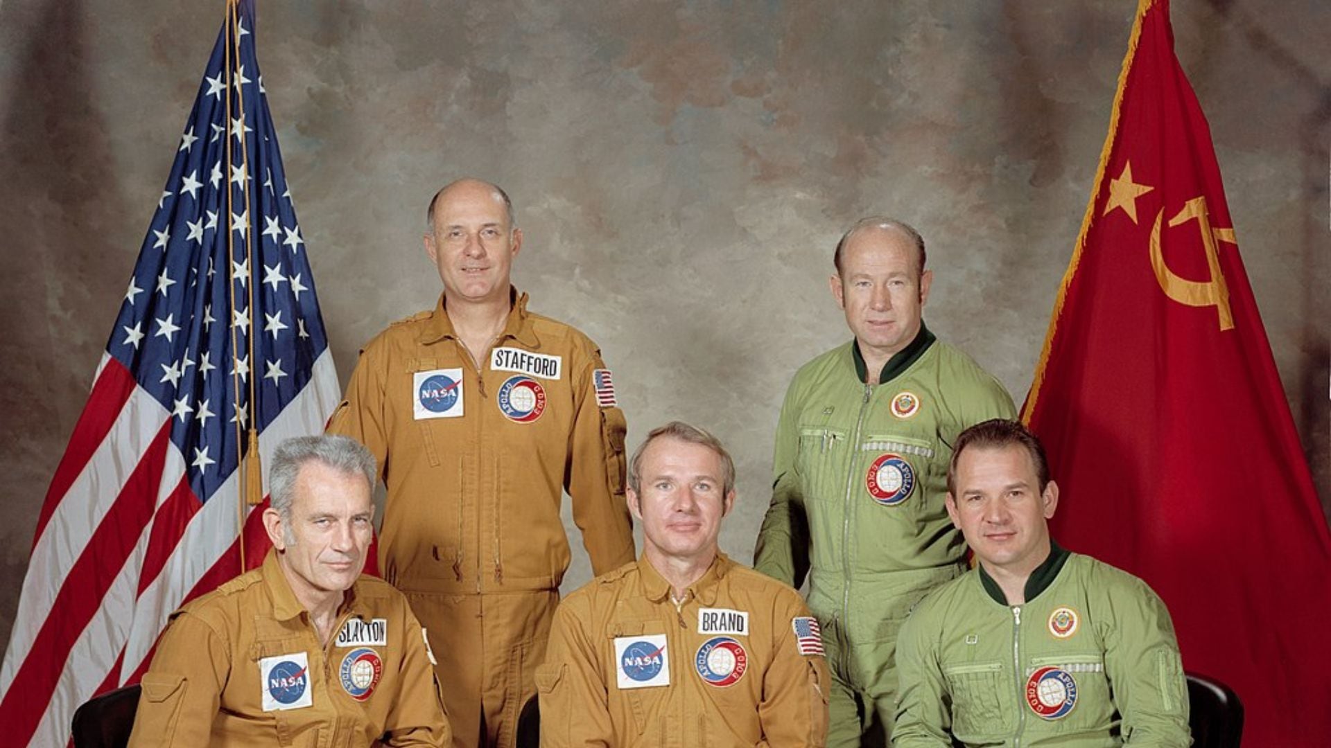 En la década de los ’70, la de las estaciones espaciales era una batalla nueva dentro de la carrera espacial entre la Unión Soviética y Estados Unidos. En la foto, astronautas del proyecto Apolo-Soyuz (1975), primera misión conjunta entre Estados Unidos y la Unión Soviética durante la Guerra Fría (Wikipedia)