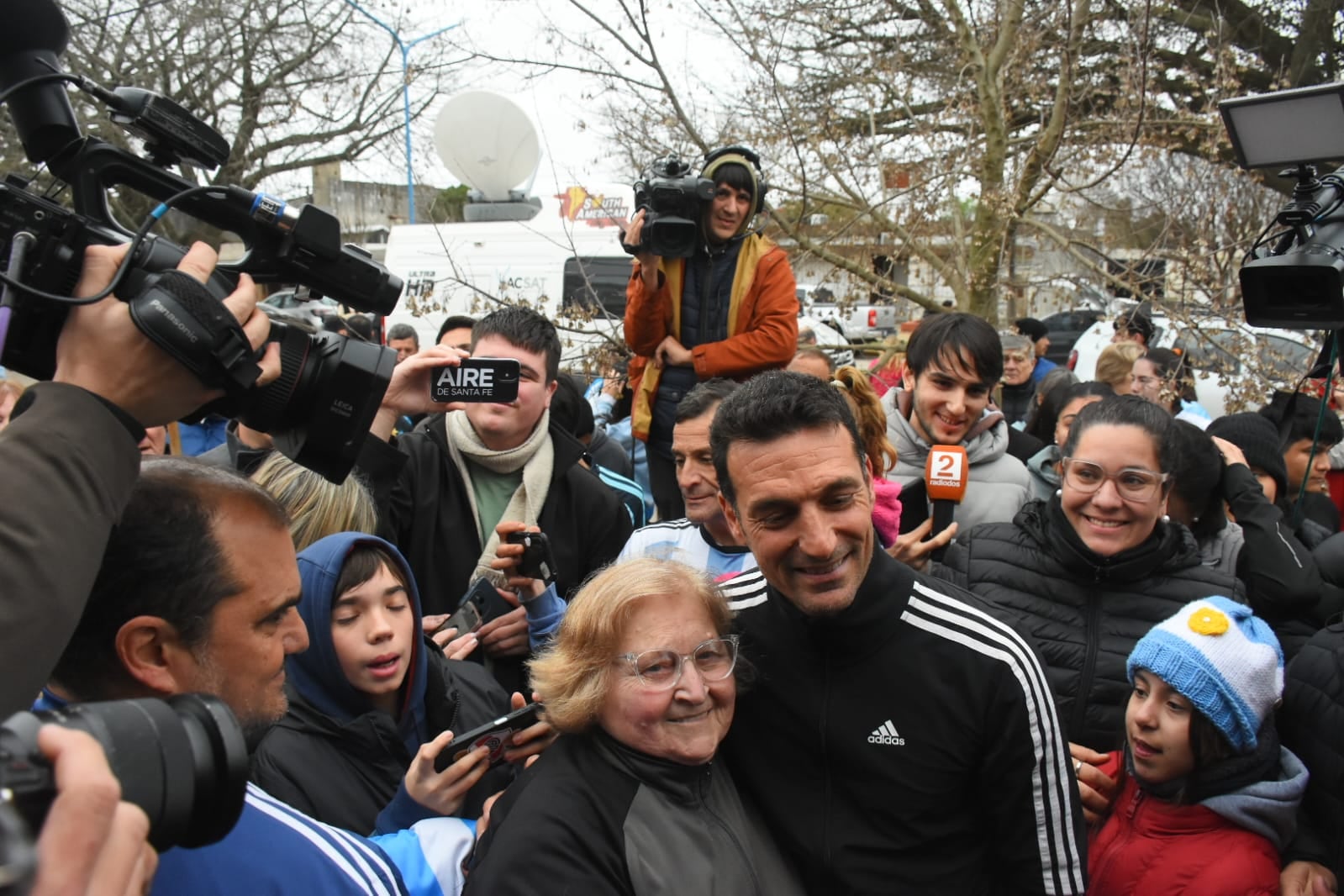 El entrenador de la Selección se mostró muy predispuesto para hablar con los medios después de su llegada al hogar (Créditos: Leo Galletto)