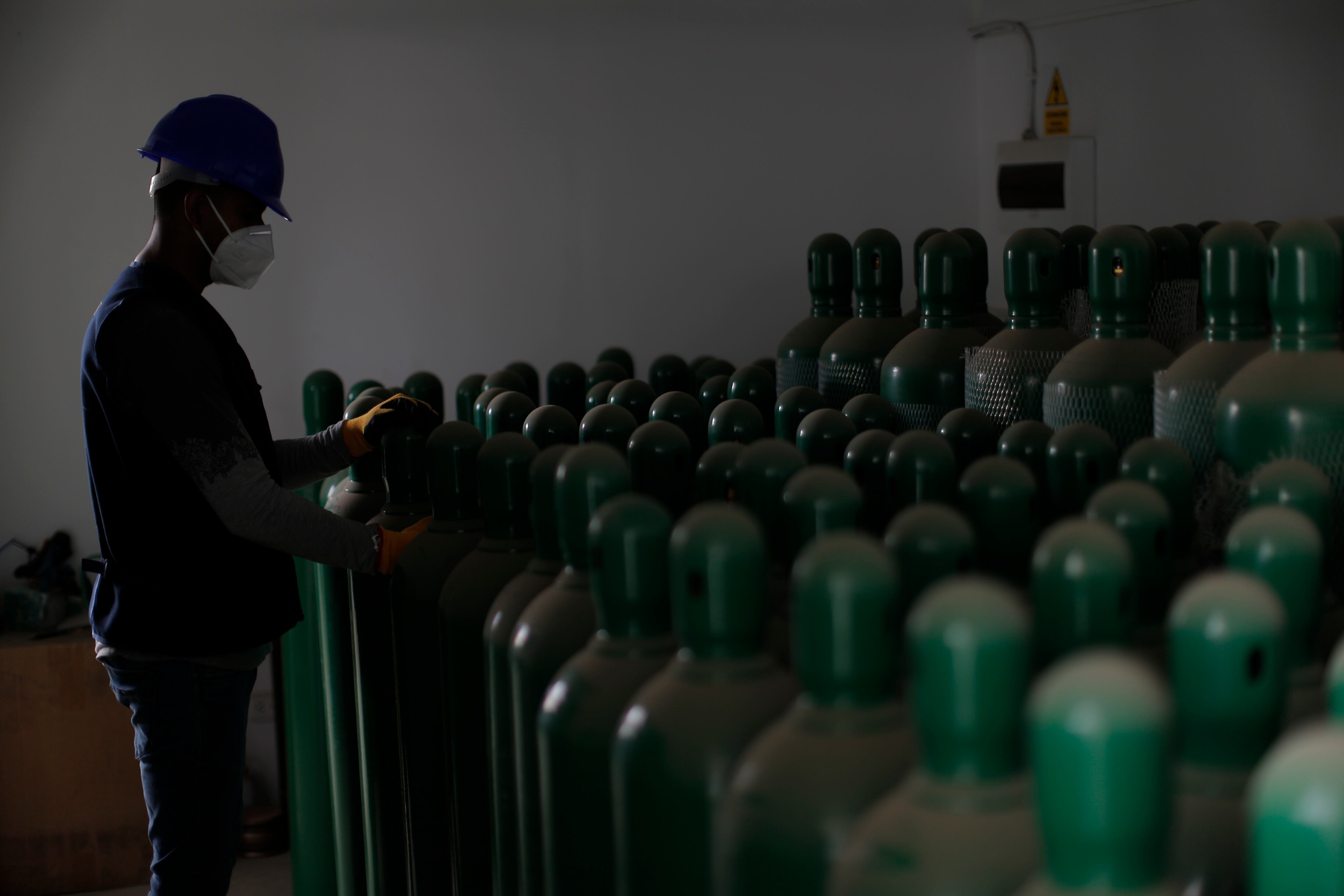 La iniciativa del ARMY peruano permitió la compra colectiva de una planta de oxígeno para hospitales de Lima durante la pandemia, demostrando el impacto social del fandom en el país (EFE/ Luis Angel Gonzales)