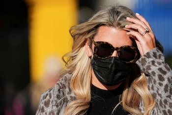 Una mujer camina en Times