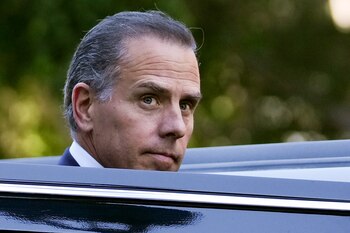 Hunter Biden entra en un vehículo a su salida de una corte federal. (AP Foto/Eric Thayer)