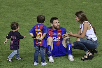 Lio festeja con Antonela y sus hijos uno de los títulos que ganó con el Barcelona (Foto AFP PHOTO / JAVIER SORIANO)