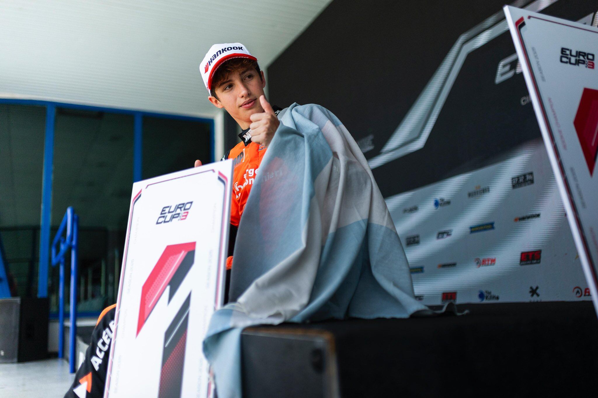 El festejo de Mattia Colnaghi con la bandera argentina