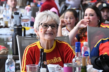 Españoles en Guatemala sufrieron y gozaron el título mundial de La Roja