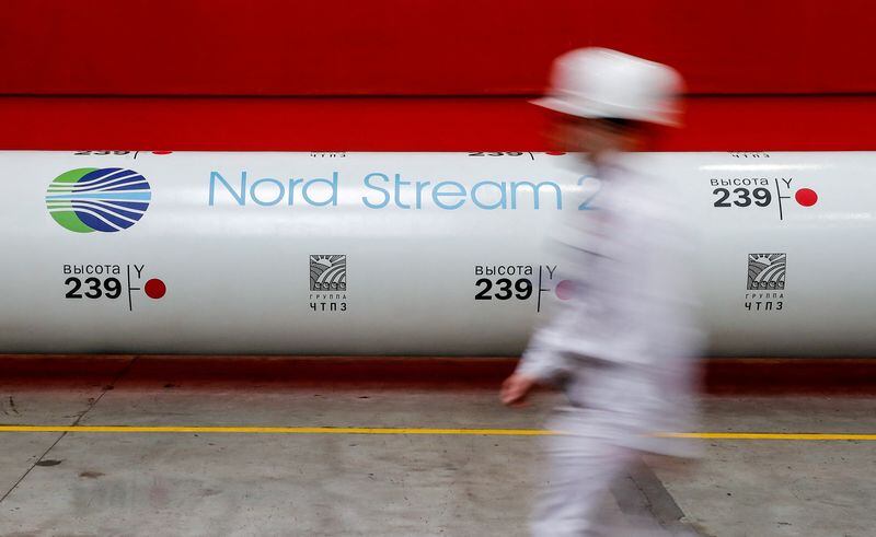 FOTO DE ARCHIVO: El logotipo del proyecto de gasoducto Nord Stream 2 en un tubo en la planta de laminación de tubos de Cheliábinsk en Cheliábinsk, Rusia, 26 de febrero de 2020 (REUTERS/Maxim Shemetov/Foto de archivo)