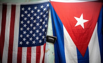 ARCHIVO - Una bandera estadounidense y una cubana cuelgan en una pared el lunes 11 de enero de 2021, en La Habana, Cuba
(AP Foto/Ramón Espinosa, archivo)