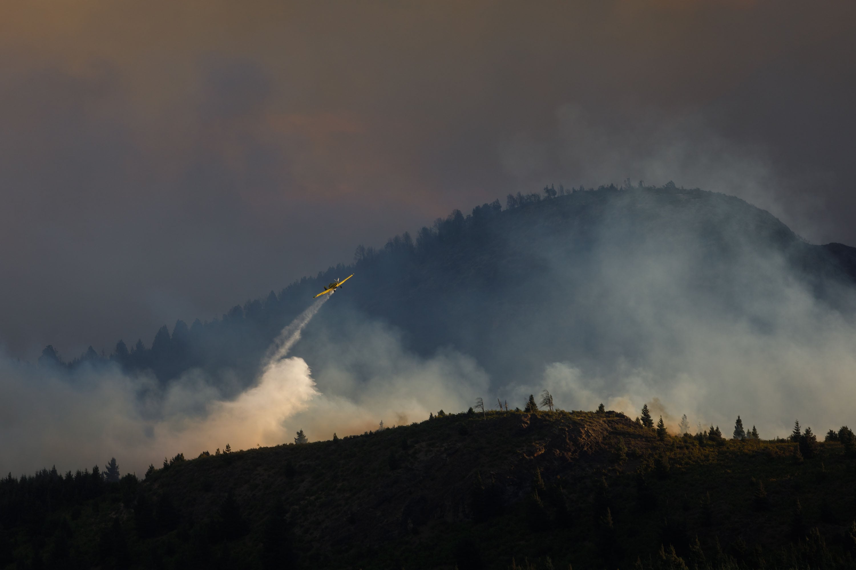 Continúa el combate contra los focos forestales