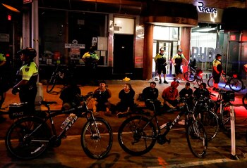 Un grupo de personas arrestadas