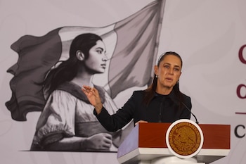 Sheinbaum ignora o relatório da CNDH que separa a Defesa do desaparecimento dos 43 normalistas. Legenda: O presidente confirmou que seu governo não sabe quando será divulgada a recomendação da CNDH sobre Ayotzinapa. Crédito: Quarto Escuro