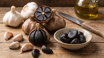 Ajo negro fermentado: en qué se diferencia del ajo blanco y por qué algunos estudios lo prefieren para el colesterol