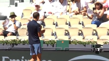 “¡Compórtate!”: la increíble discusión de una figura del tenis con su pareja en medio de un partido de Roland Garros