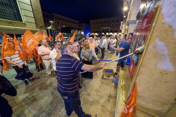 El candidato del PSOE al Congreso por Teruel, Herminio Sancho, participa en la pegada de carteles durante el inicio de la campaña electoral, este jueves en Teruel. EFE/ Antonio García