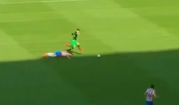 Hiram Mier resbaló y provocó el primer gol de Santos Laguna contra Chivas en la fecha 13 del Guard1anes 2021 (Foto: Twitter/@LigaBBVAMX)